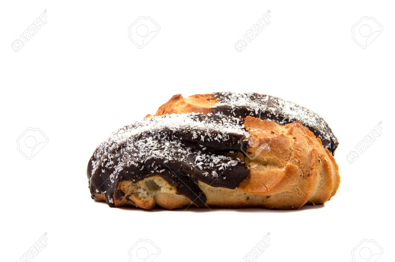 Gateau Aux Eclairs Au Chocolat Sur Fond Blanc Banque D Images Et Photos Libres De Droits Image