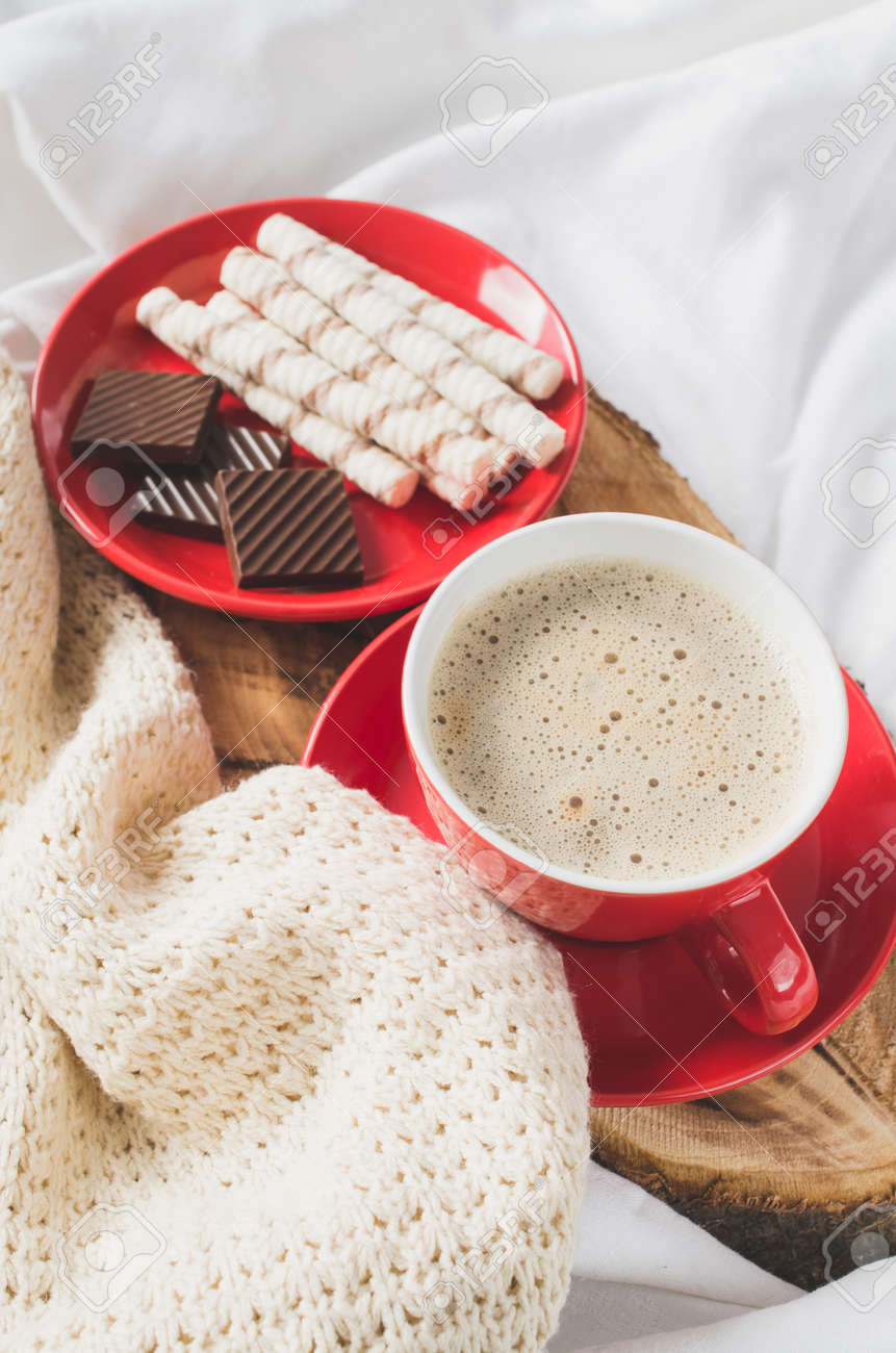 Frühstück Im Bett . Tablett Mit Cappuccino Und Schokolade Auf Einem ... Frühstück Im Bett . Tablett Mit Cappuccino Und Schokolade Auf Einem ...