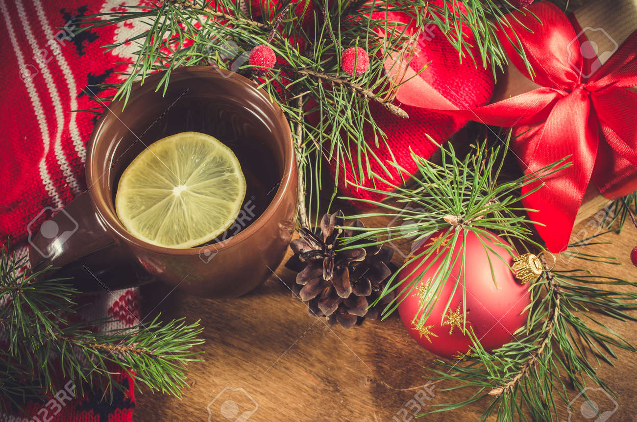 Decorazioni Natalizie A Maglia.Immagini Stock Tazza Di Te Caldo Con Limone E Sciarpa Di Lana Calda A Maglia Decorazioni Natalizie Festive Su Una Tavola Di Legno D Epoca Vacanze A Casa Orario Invernale Messa A