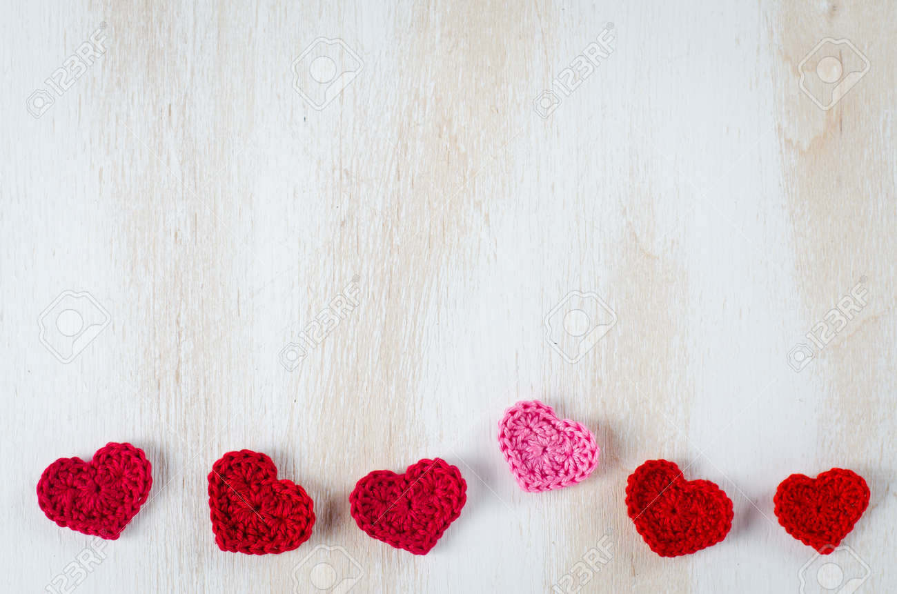 Feliz Dia Dos Namorados Conceito Fundo Com Borda De Linha De Coracoes De Malha Vermelhos Na Mesa De Madeira Branca Rustica Maquete De Cartao Copia Espaco Vista Superior Fotos Retratos Imagenes Y