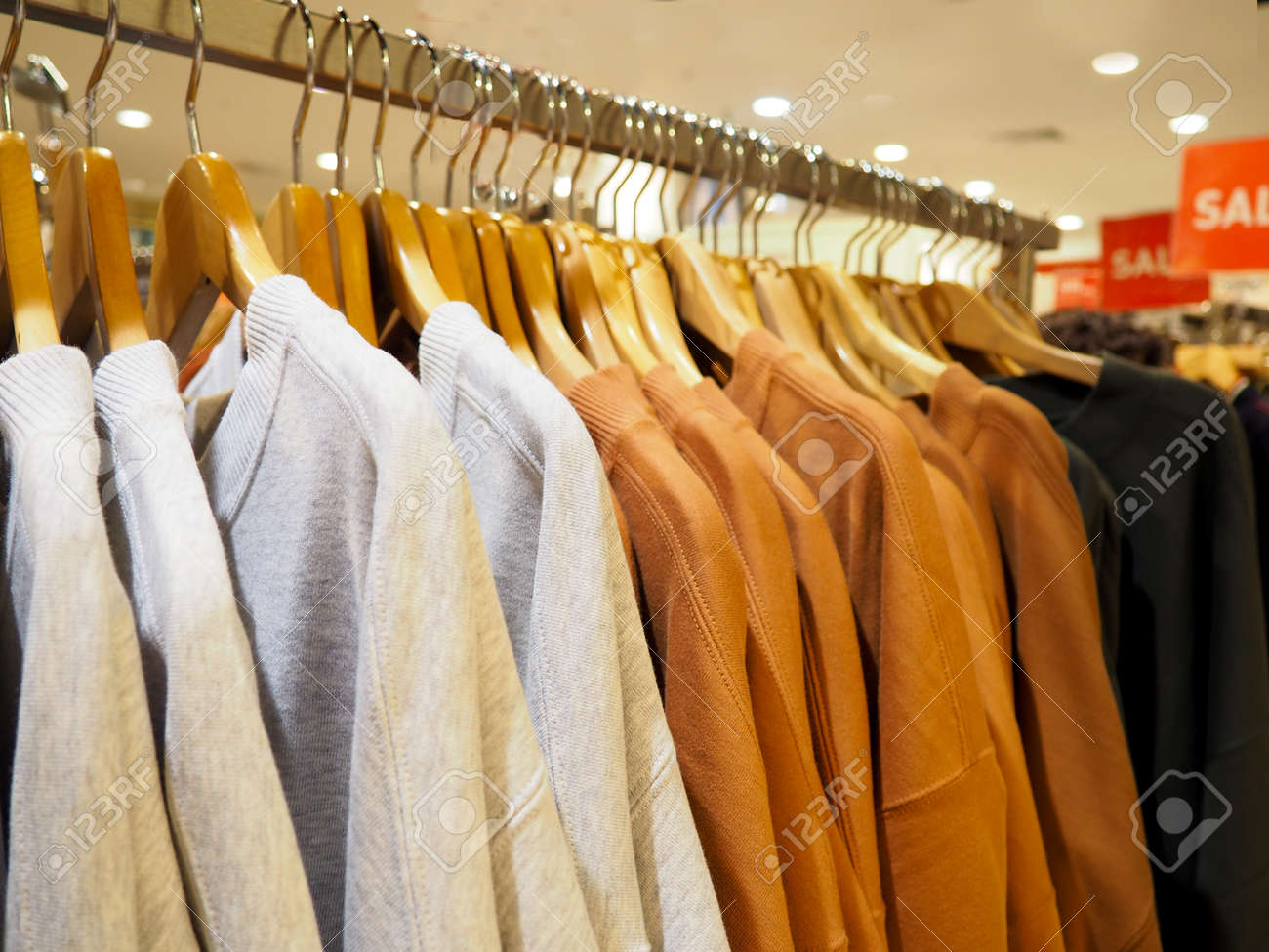 Auswahl An Modischer Kleidung In Verschiedenen Farben Auf Holzbugeln Lizenzfreie Fotos Bilder Und Stock Fotografie Image