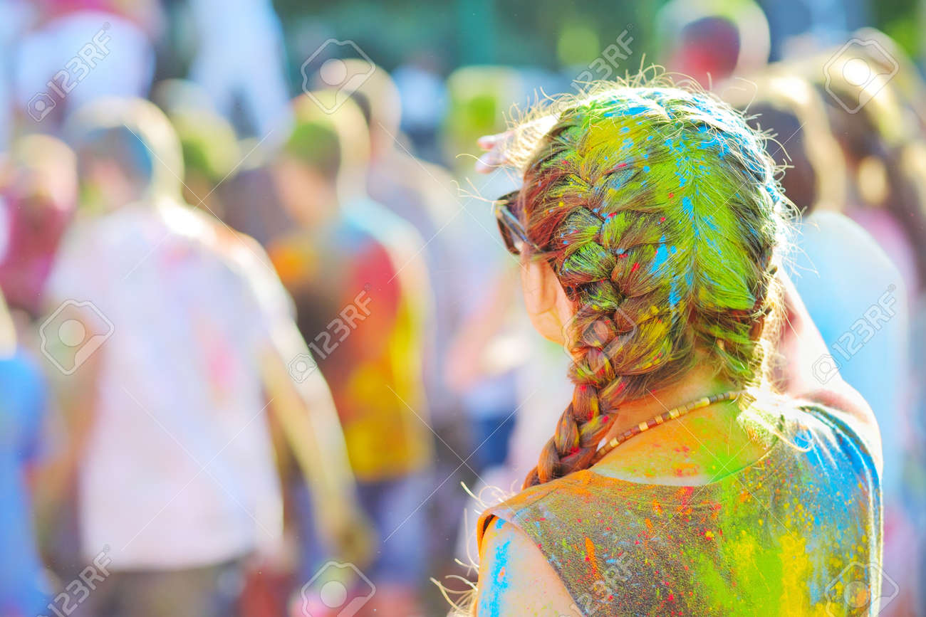 Farbfestival Das Madchen Mit Mehrfarbigen Farben Der Zopfe Ansicht Von Der Ruckseite Lizenzfreie Fotos Bilder Und Stock Fotografie Image 63071624