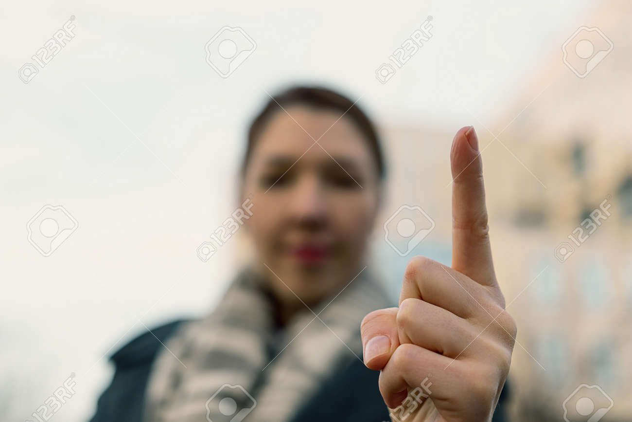 Verargerte Frau Die Sie Warnen Unscharfe Frau Die Ihren Finger Wedelt Achtung Hor Mir Zu Schliessen Finger Der Jungen Frau Lizenzfreie Fotos Bilder Und Stock Fotografie Image 68722476