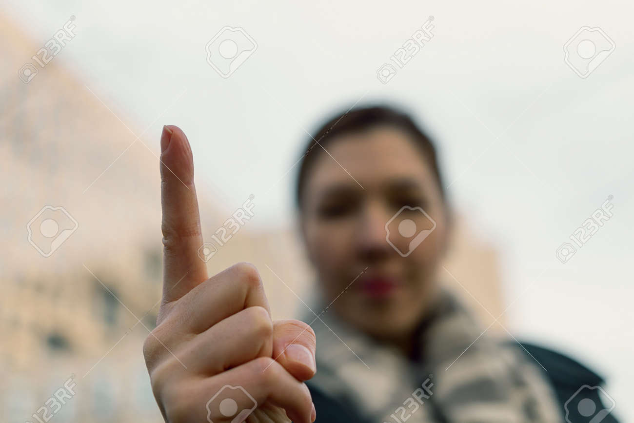 Verargerte Frau Die Sie Warnen Unscharfe Frau Die Ihren Finger Wedelt Achtung Hor Mir Zu Schliessen Finger Der Jungen Frau Lizenzfreie Fotos Bilder Und Stock Fotografie Image 68722477