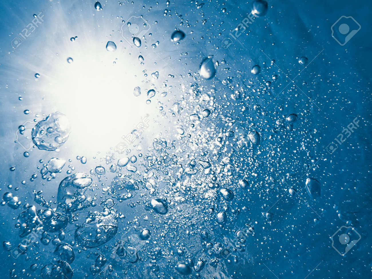 日光と水中の泡 水中背景泡 の写真素材 画像素材 Image