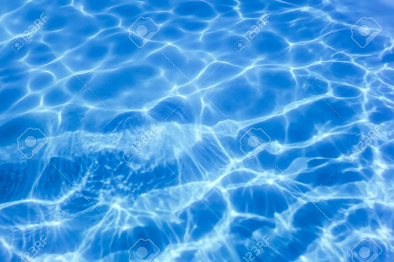 수영장 물. 리플 물. 태양 반사 배경입니다. 로열티 무료 사진, 그림, 이미지 그리고 스톡포토그래피. Image 130032606