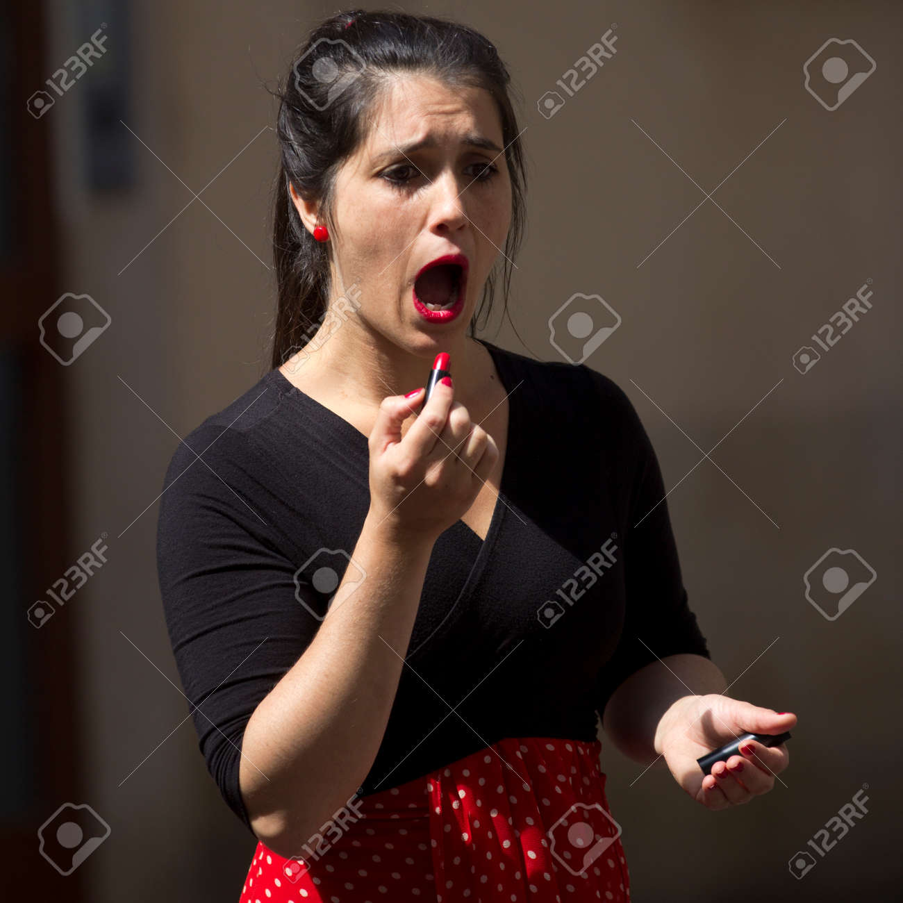 Aurillac France Aout 22 Une Actrice Espagnole Met Sur Son Rouge à Lèvres Dans La Rue Dans Le Cadre Du Festival International De Théâtre Daurillac