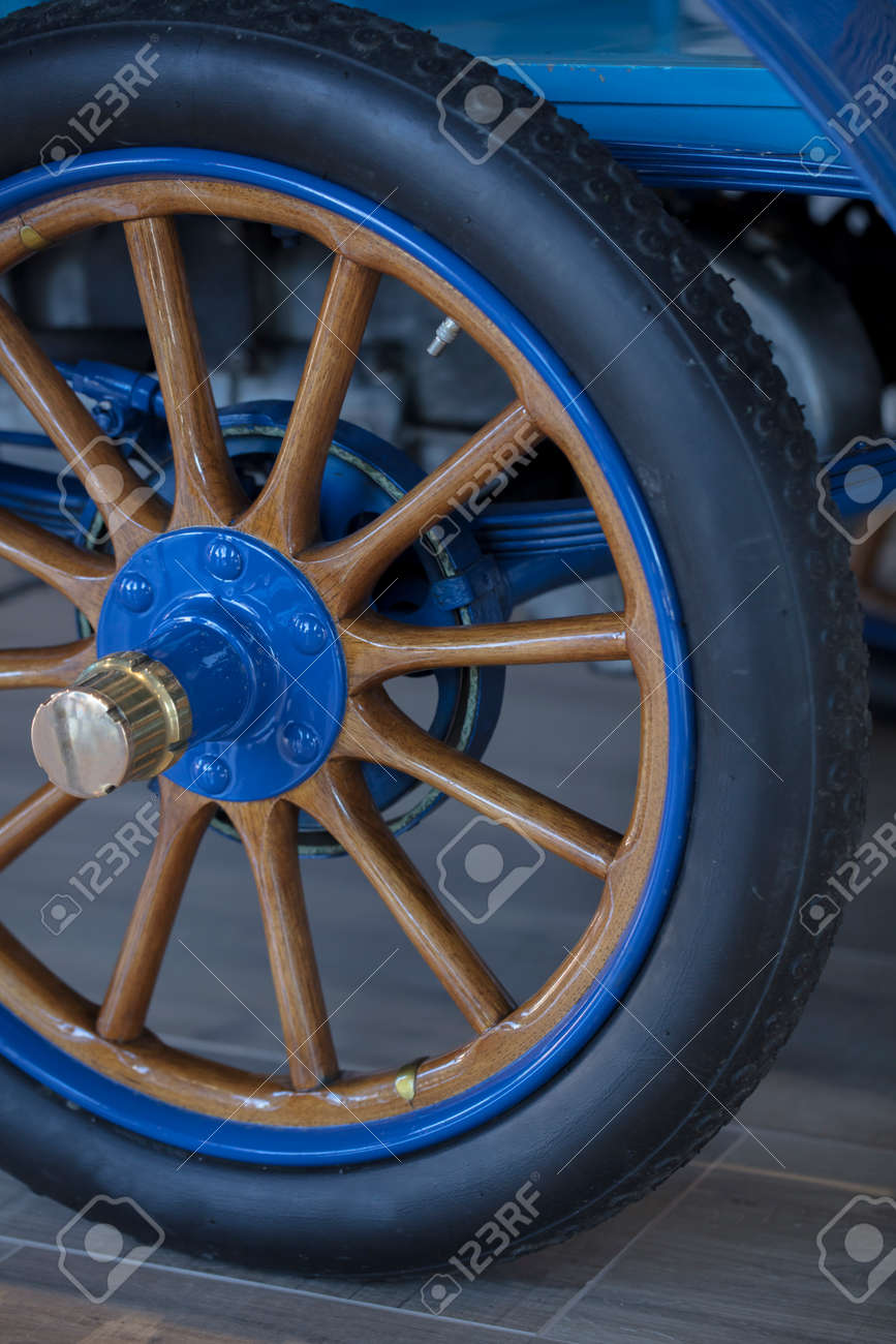 スポーク ホイールと 1904年おしすすめた自動車のタイヤ の写真素材 画像素材 Image