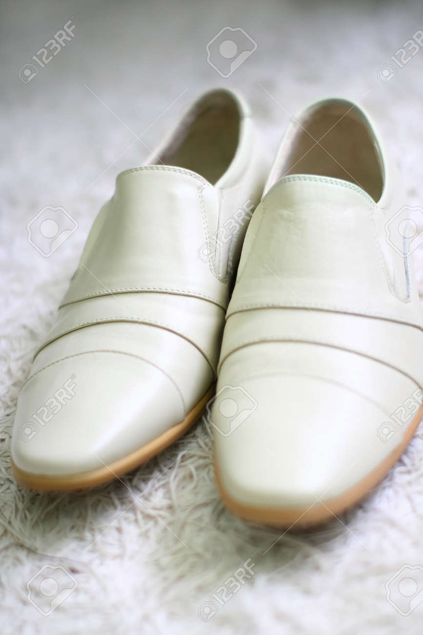 zapatos blancos de hombre