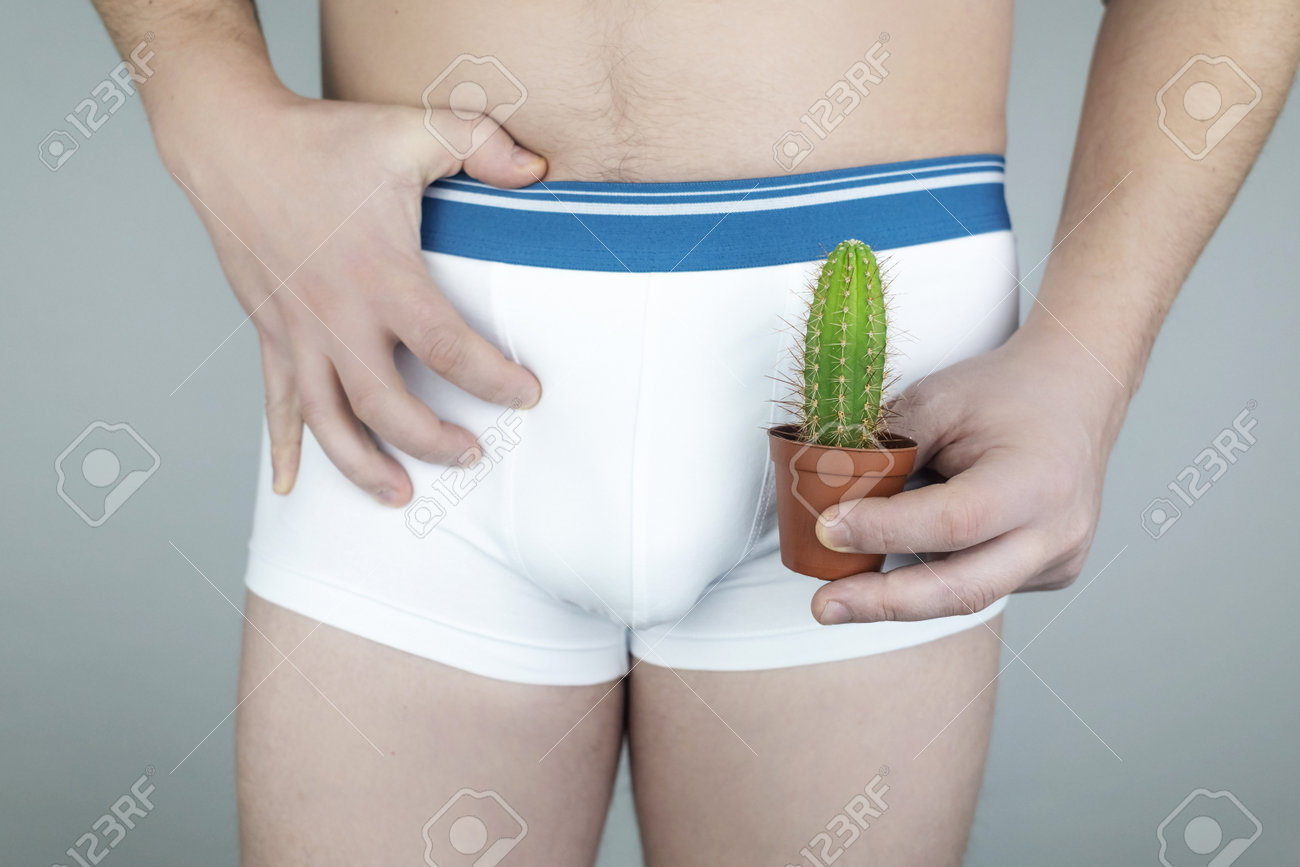 放尿  パンツ 前立腺炎、膀胱の炎症、膀胱炎、腫瘍学、男性の問題、精巣癌。コンセプトシンボルを持つ白いショートパンツの男性。排尿中や痛みの間に切断。白い下着の男の写真素材・画像素材  Image 199451157