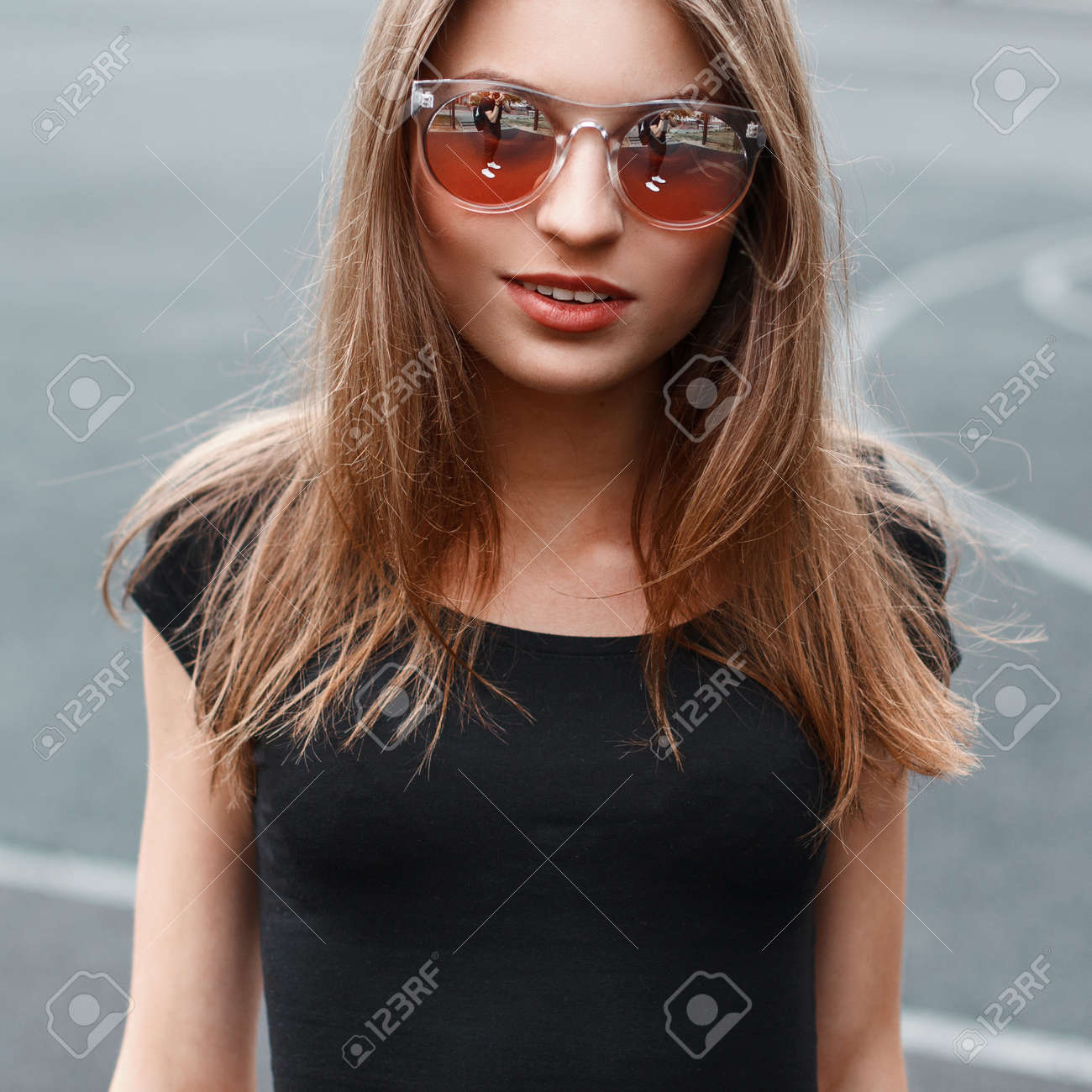 屋外ファッション N サングラスの若いきれいな女性のポートレート クローズ アップ の写真素材 画像素材 Image