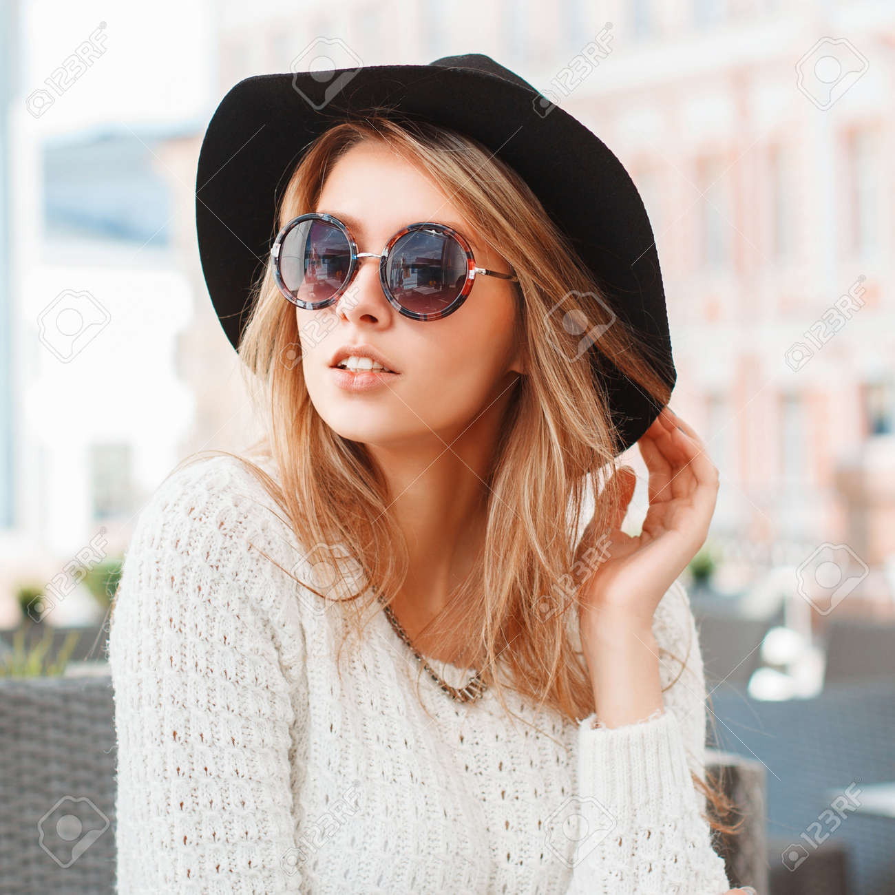 Café Chapeau Avec Au Femme Soleil Rondes Et De À La Mode Lunettes Noir XiuTwOPZk