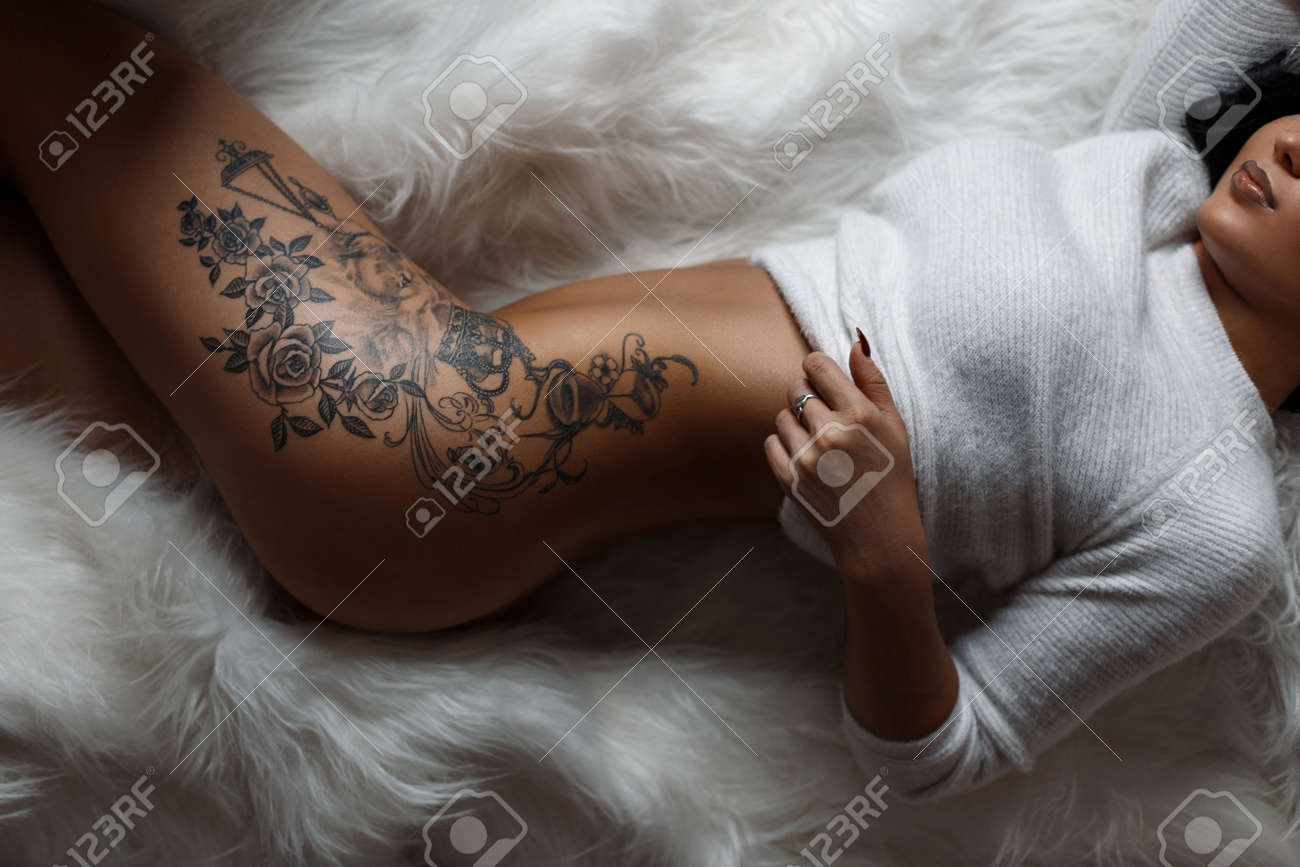 太ももにスタイリッシュなビンテージ入れ墨のある美しい女性のセクシーな身体 の写真素材 画像素材 Image 太ももにスタイリッシュなビンテージ入れ墨のある美しい女性のセクシーな身体 の写真素材 画像素材 Image