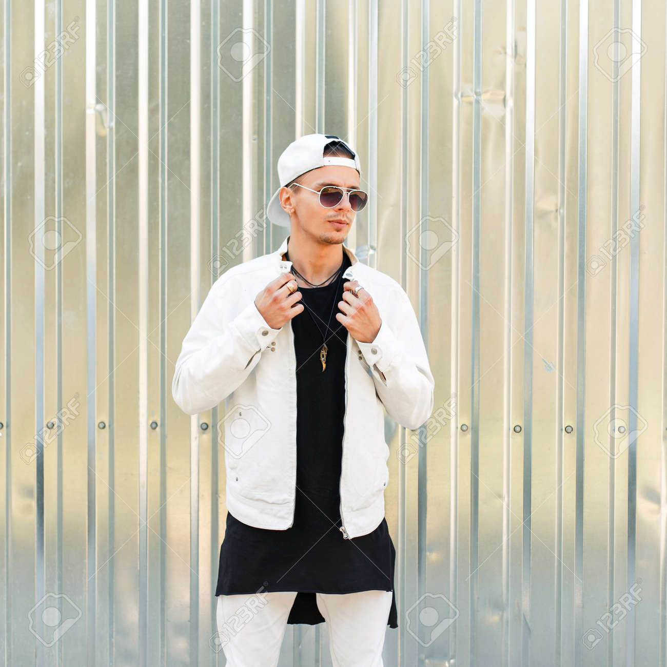 Guapo En Chaqueta De La Gafas Blanca Con Sol Gorra Metal Cerca Hombre Pared Una Béisbol Moda qSjpLUMGVz