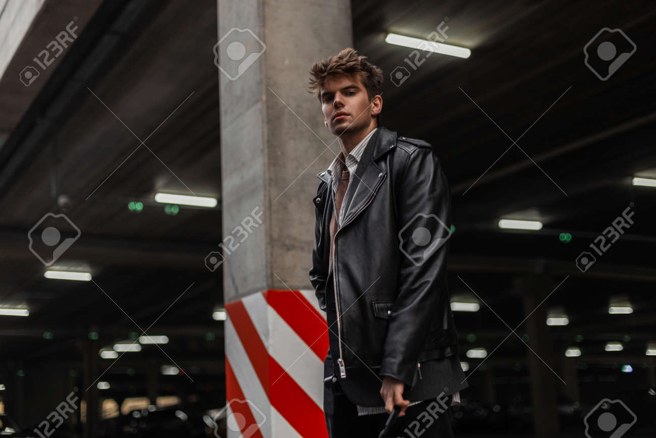 Le Modele Americain De Jeune Homme Branche Dans Une Veste En Cuir Noire A La Mode Surdimensionnee Pour Les Jeunes Avec Une Coiffure Elegante Se Tient Pres D une Colonne Vintage Dans Un