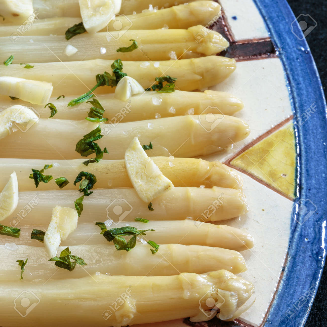 おいしいアスパラガスのニンニクと装飾セラミック皿にパセリで味付け の写真素材 画像素材 Image 43