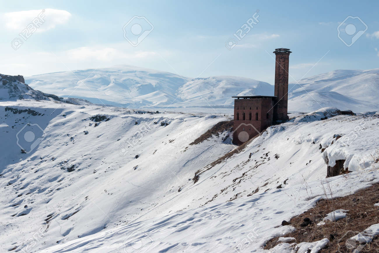 73890529-ruinas-hist%C3%B3ricas-de-ani-y-paisajes-de-invierno-kars-turqu%C3%ADa-febrero-de-2017-Foto-de-archivo.jpg