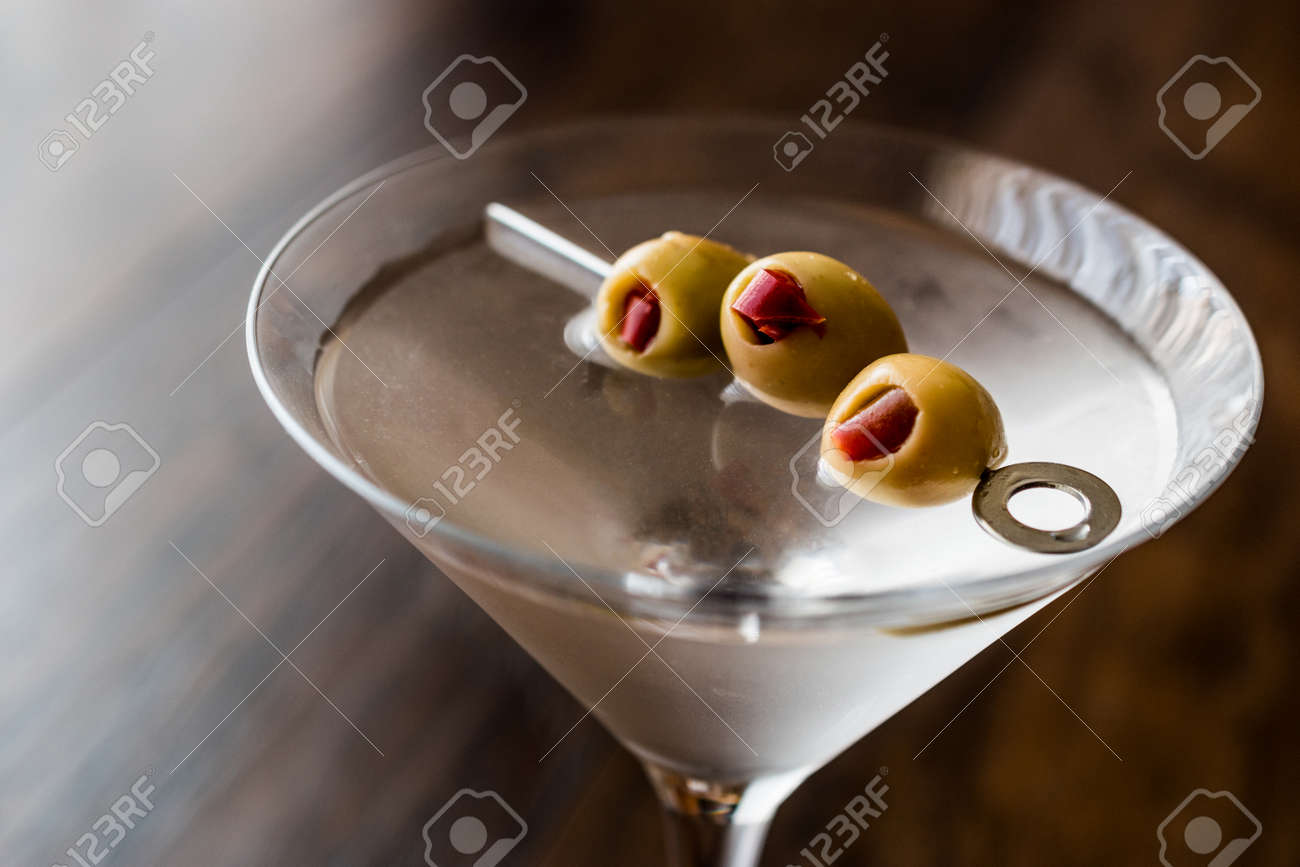 クラシックドライマティーニとオリーブ 飲料の概念 の写真素材 画像素材 Image