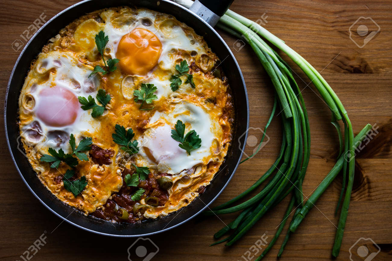 Immagini Stock Il Menemen E Un Piatto Tradizionale Turco Che Comprende Uova Pomodoro Peperoni Verdi E Spezie Come Pepe Nero Macinato Pepe Rosso Macinato Sale E Origano Image 94185834