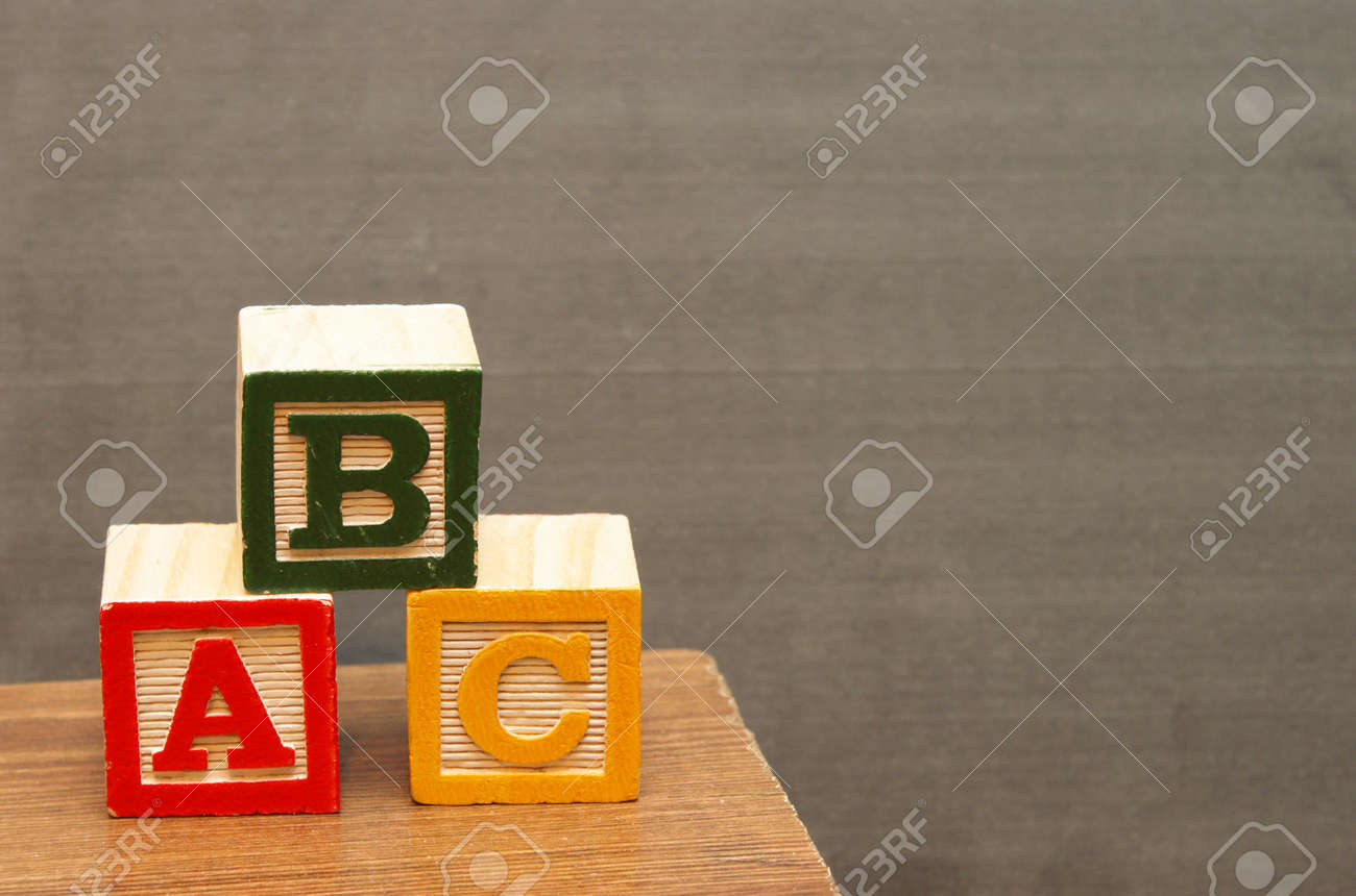 英語の基礎を学習のための黒板の前にアルファベットをブロックします の写真素材 画像素材 Image