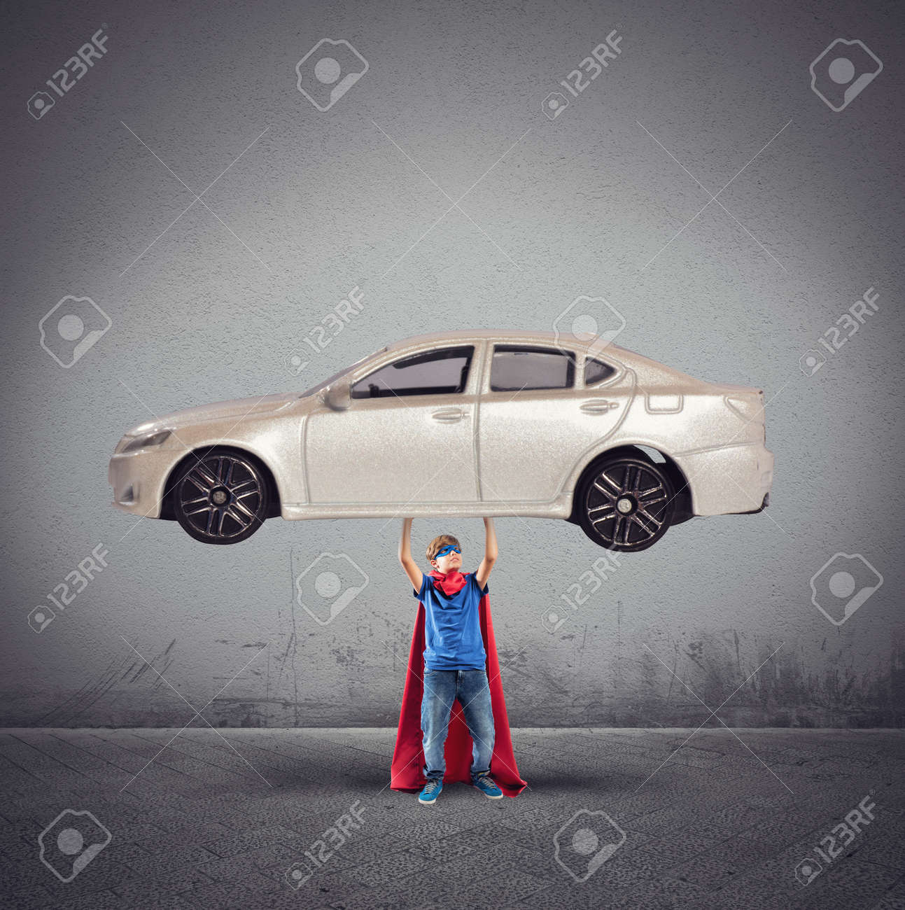 スーパー ヒーローの力が付いている車を持ち上げることができます の写真素材 画像素材 Image