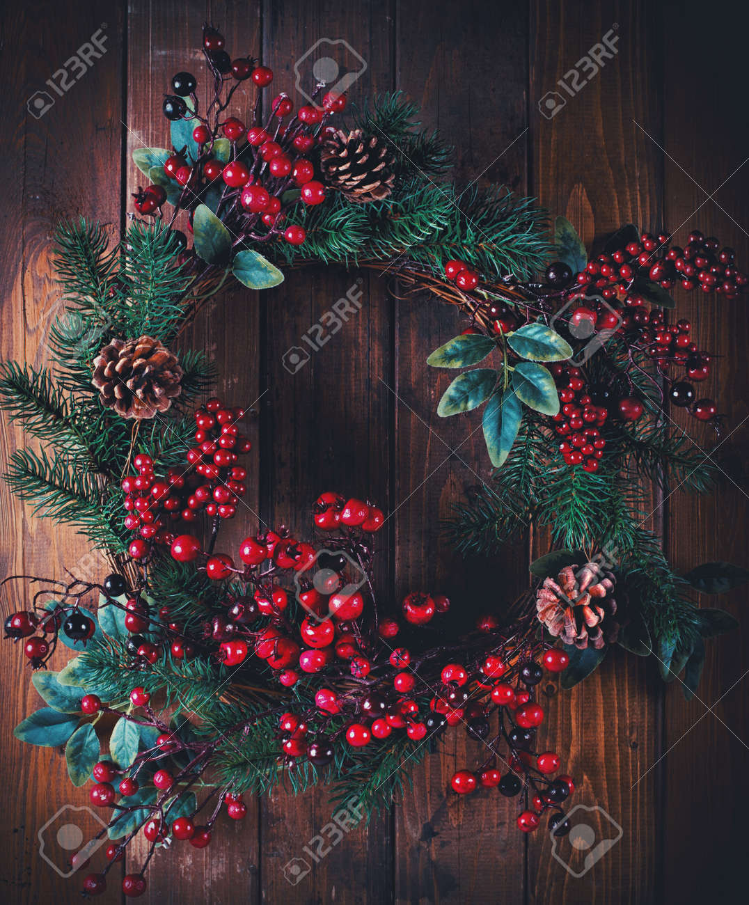 elegant decoracin de corona de navidad con pias y bayas de espino en el fondo de madera with de navidad con pias with adornos navidad con pias - Adornos De Navidad Con Pias elegant decoracin de corona de navidad con pias y bayas de espino en el fondo de madera with de navidad con pias with adornos navidad con pias - Adornos De Navidad Con Pias