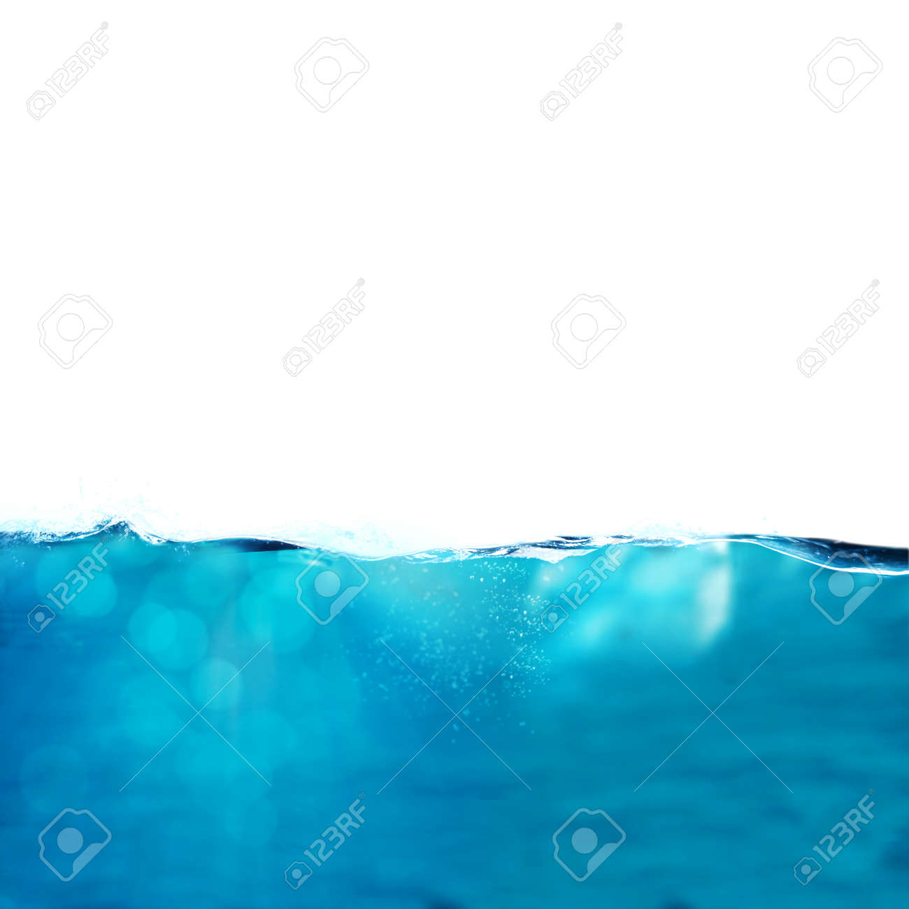 太陽光線で背景透明な海 の写真素材 画像素材 Image