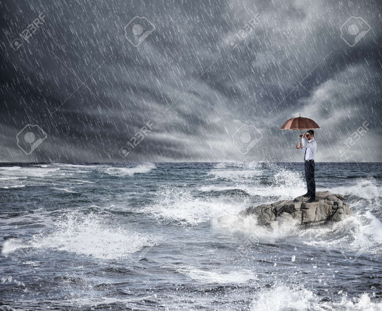 Hombre De Negocios Con Paraguas Durante La Tormenta En El Mar. Concepto De  Protección Del Seguro Fotos, Retratos, Imágenes Y Fotografía De Archivo  Libres De Derecho. Image 83274955.