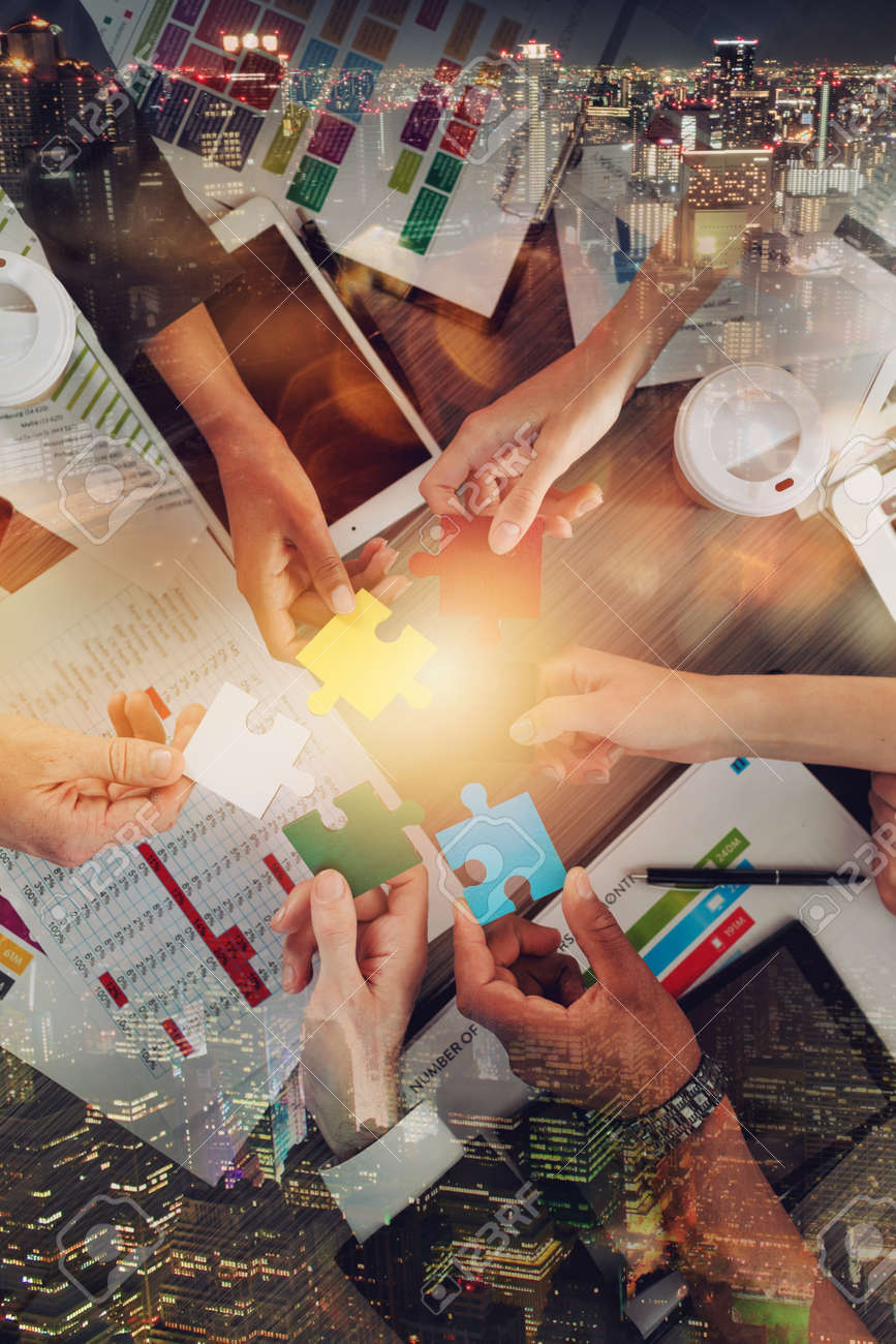 trabalho em equipe e colaboração resolvendo quebra-cabeças