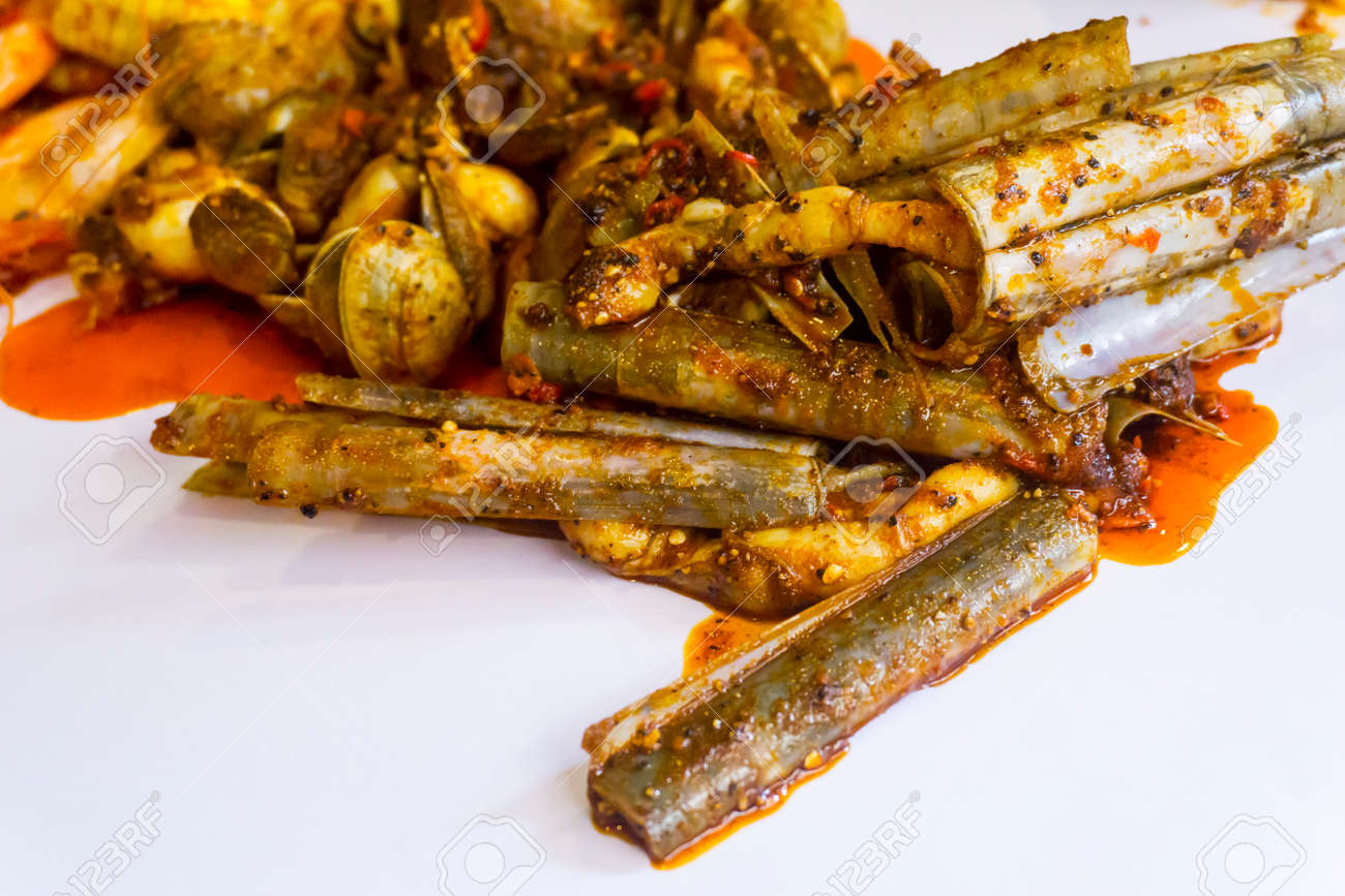 魚介類の料理 ホットでスパイシーなソースで竹貝とアサリのソース の写真素材 画像素材 Image