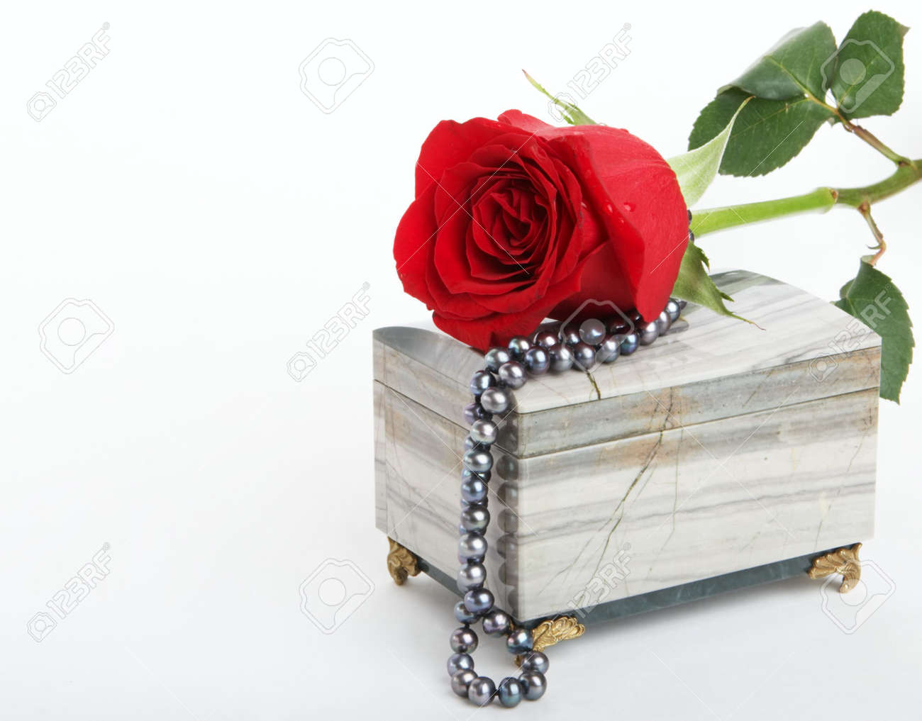 美しい赤いバラ黒真珠とボックスに横たわって の写真素材 画像素材 Image