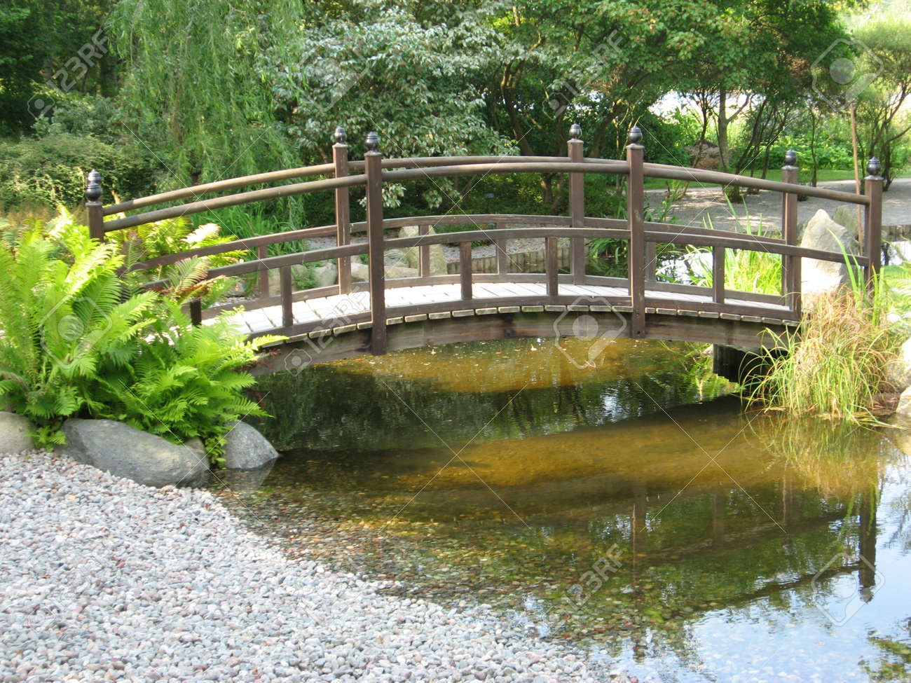 Japanischer Garten Mit Kleiner Brücke Lizenzfreie Fotos, Bilder Und ... Japanischer Garten Mit Kleiner Brücke Lizenzfreie Fotos, Bilder Und ...