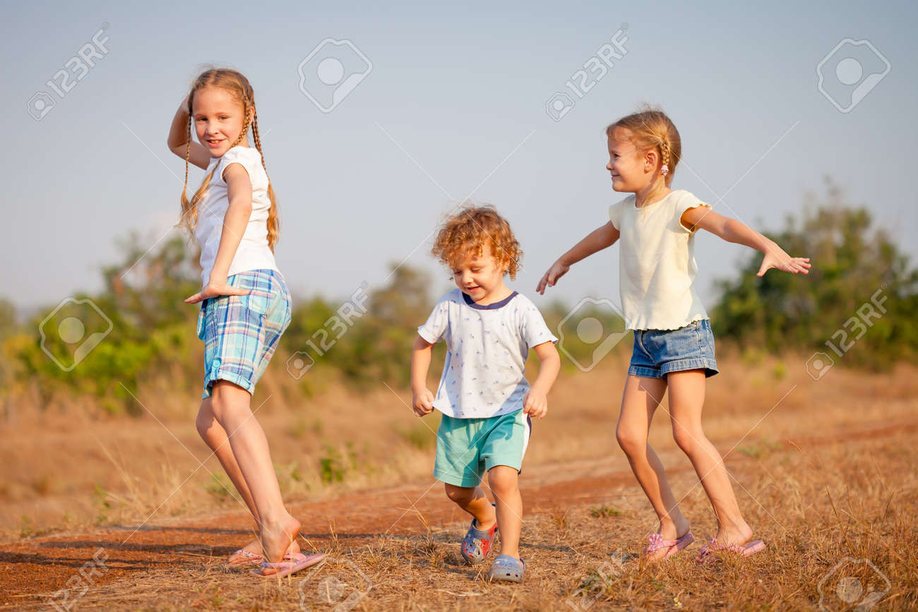 включи 2 мальчика и 1 девочка. включи 2 мальчика и 1 девочка. три подростка девочка мальчик и девочка. четыре девочки и два мальчика. трое детей.