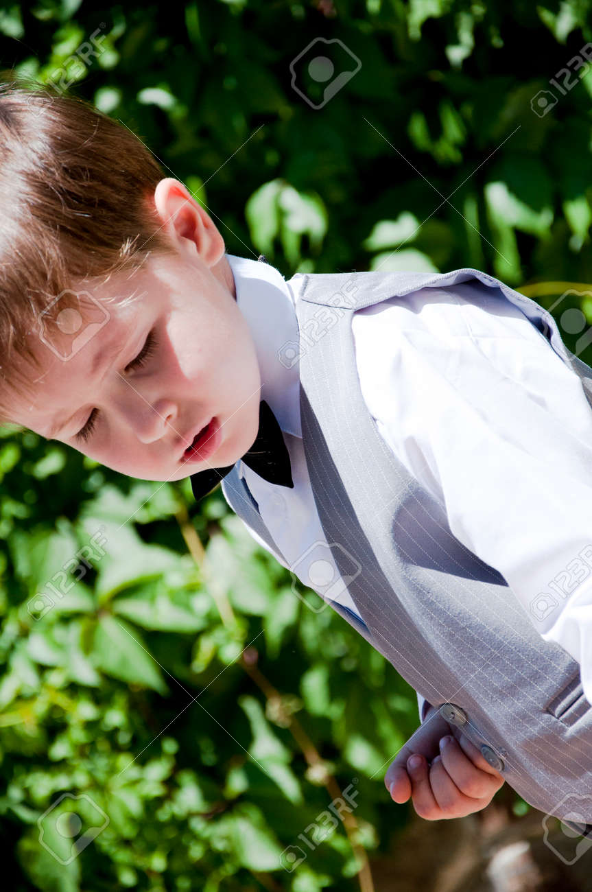 Mignon Petit Bébé Garçon Ou Enfant Gentleman Souriant En Costume Gris Formel De Gilet Chemise Blanche Et Nud Noir Cravate Extérieure Ensoleillée Sur