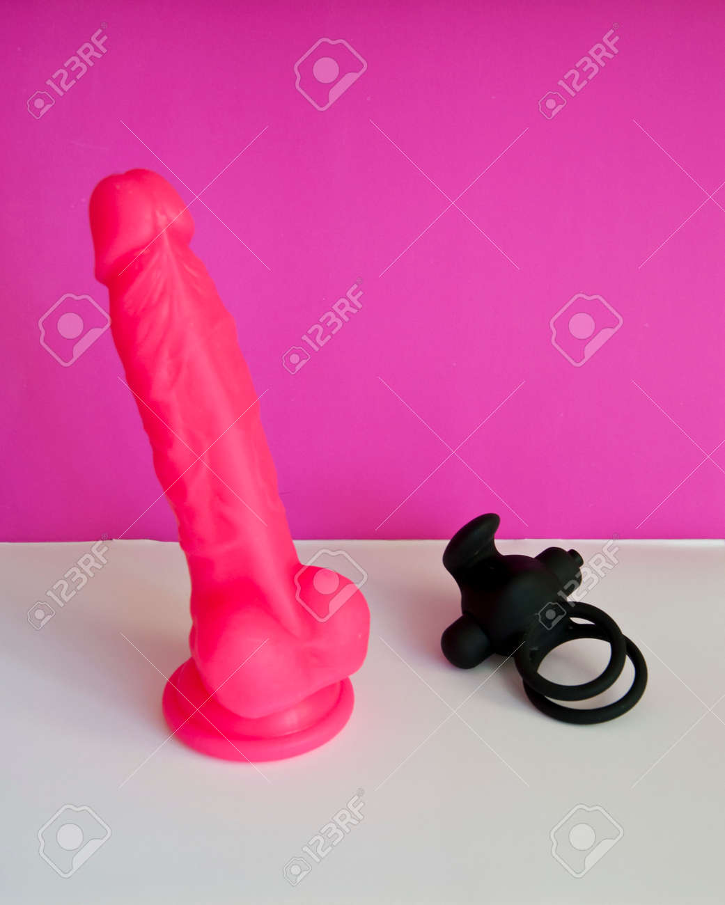 페니스 링과 복사 공간이 있습니다. 로열티 무료 사진, 그림, 이미지 그리고 스톡포토그래피. Image 183678071