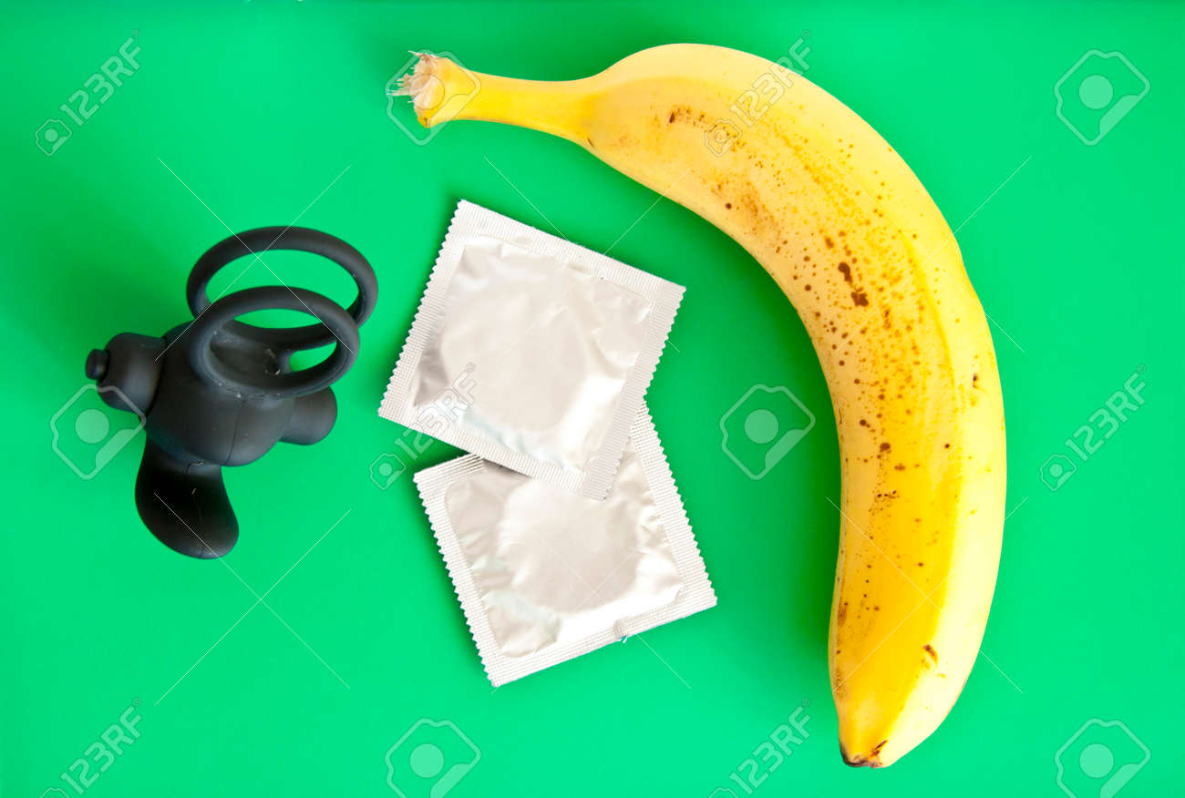 녹색 배경에 바나나와 페니스 링이 있는 콘돔. 로열티 무료 사진, 그림, 이미지 그리고 스톡포토그래피. Image 182131968