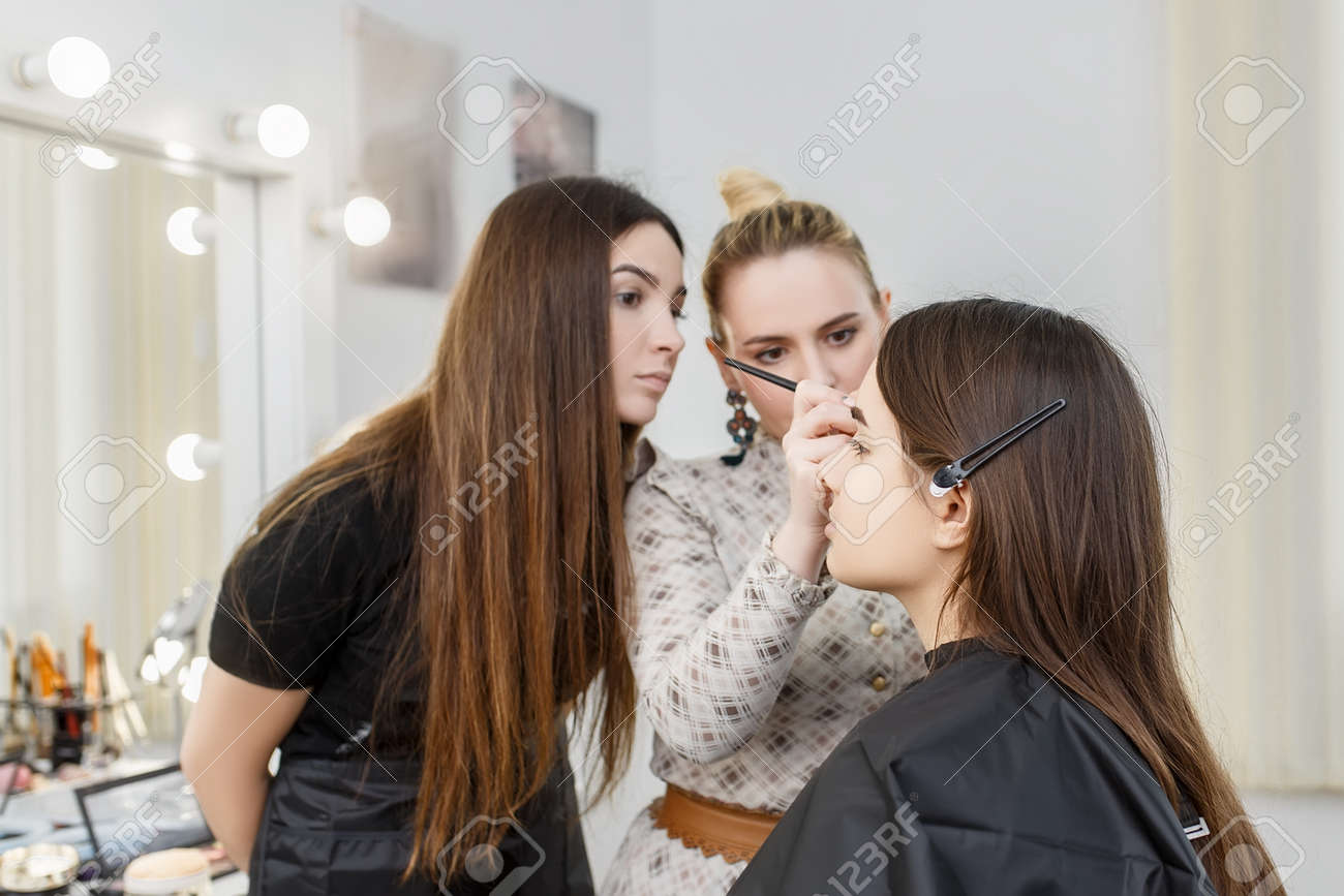 makeup artist in beauty studio - 76550035 makeup artist in beauty studio - 76550035