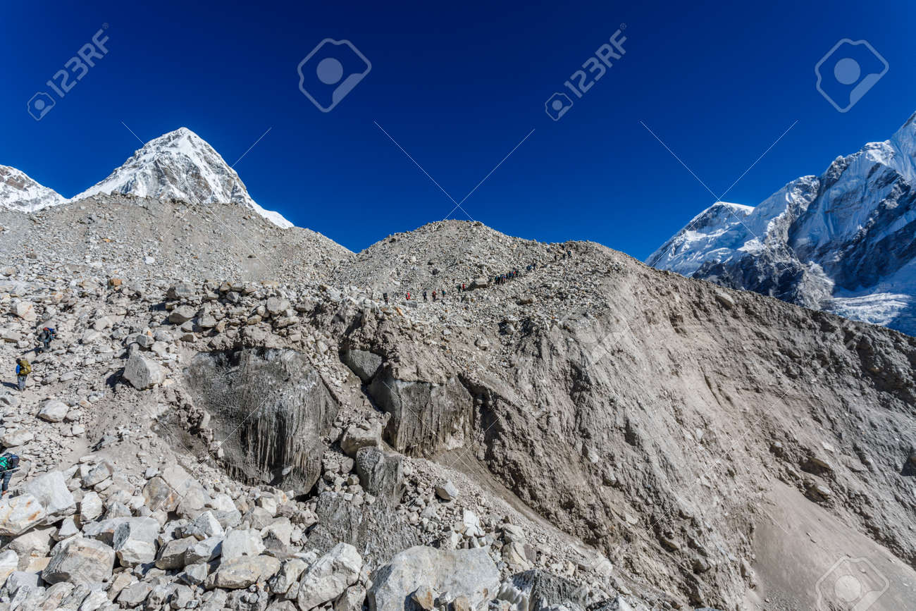 ヒマラヤの谷 ネパールのエベレスト ベース キャンプ近く クンブ氷河 の写真素材 画像素材 Image