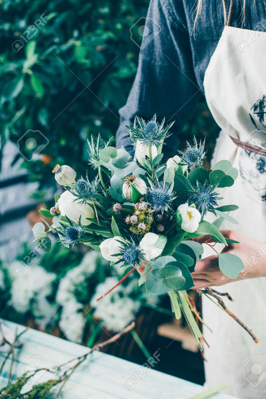 Bouquet De Fleurs Modernes De Fleuriste Professionnel Dans Un Magasin De Fleurs Pour Un Mariage Ou Une Autre Célébration