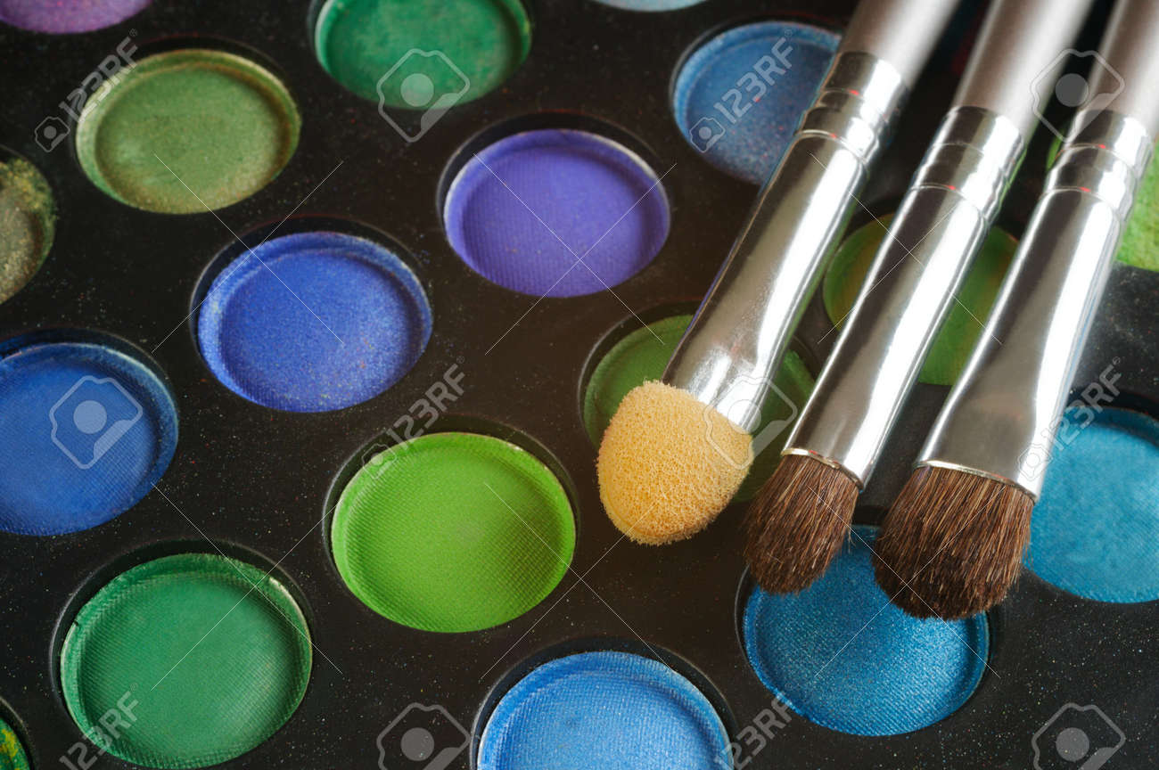Trois Pinceaux Sur La Palette Des Ombres à Paupières Bleu Vert