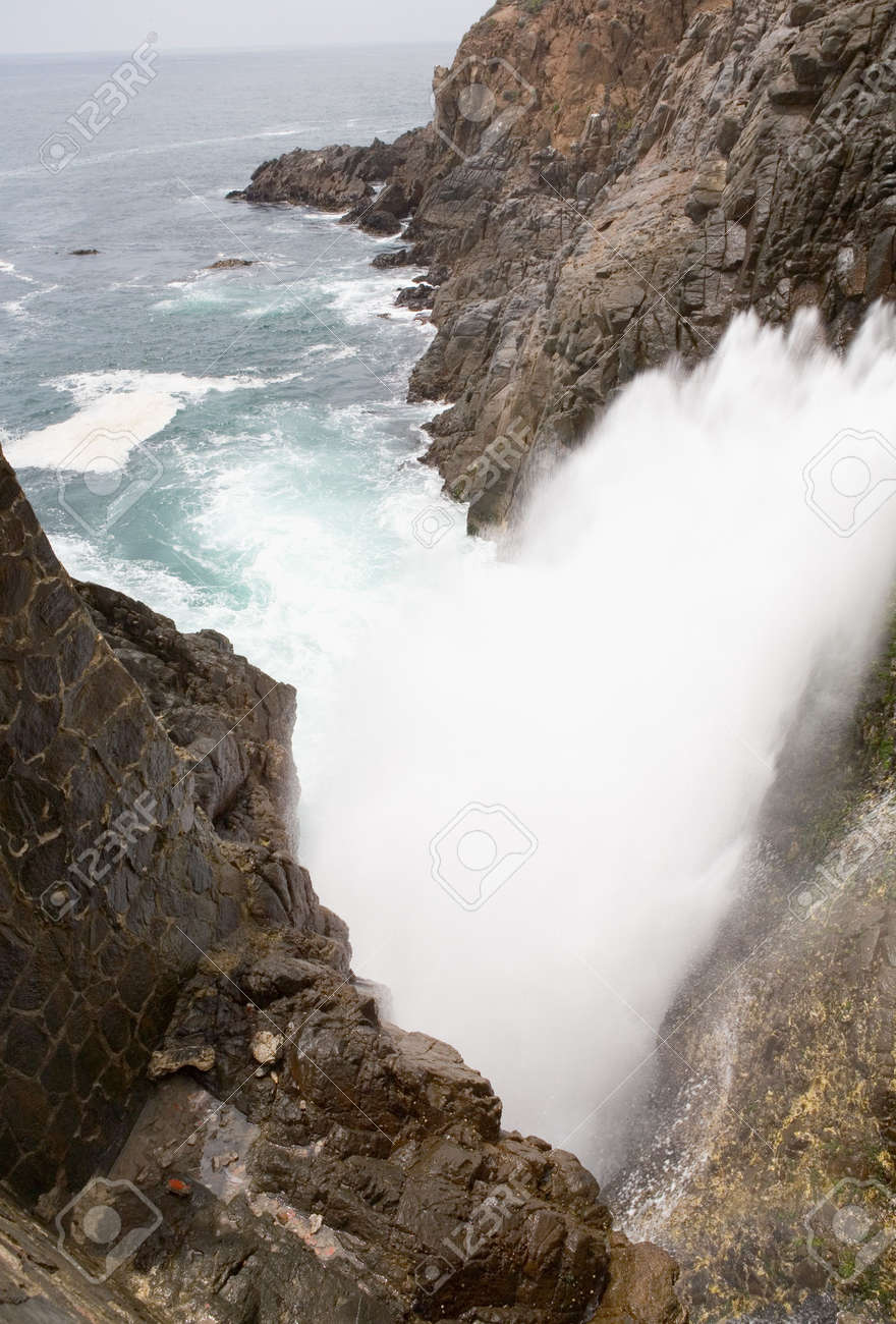 エンセナダ メキシコのバハカリフォルニア スプレーのラ Bufadora ブローホール 空気中に 70 フィートまでの水します の写真素材 画像素材 Image