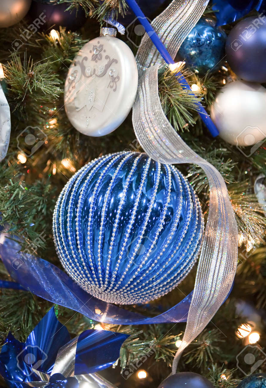 Albero Di Natale Estivo.Immagini Stock Bellissimo Albero Di Natale Ornamento Appesa A Un Albero Di Pino Come Parte Della Stagione Estiva Image 9393740