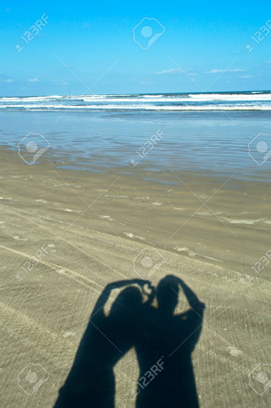 Lombre Dun Couple Romantique à La Plage