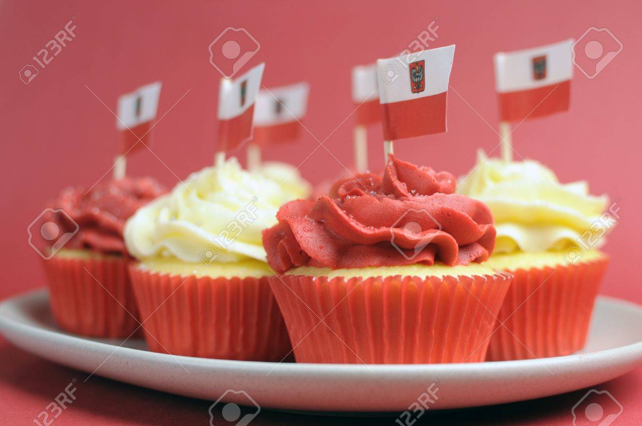Petits Gateaux Rouge Polonais Et Blanc Ornes De Drapeaux De La Pologne Pour Novembre 11 Celebrations De La Journee Nationale De L Independance Ou De La Partie De La Fete Nationale Gros Plan