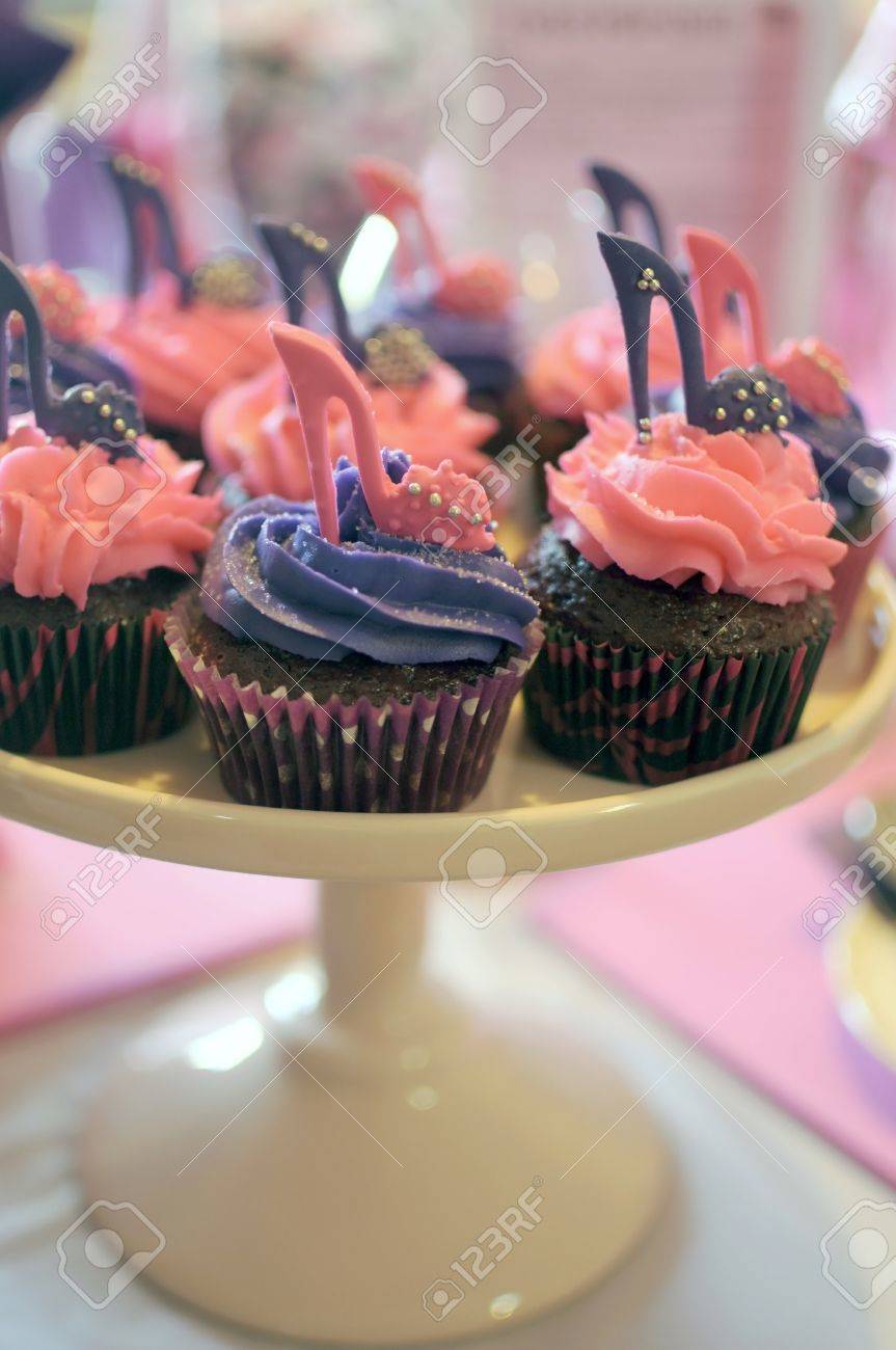 Femme Chaussures A Talons Hauts Decores Rose Et Violet Velours Rouge Petits Gateaux Avec Des Chaussures A Talons Hauts Pour Adolescentes Anniversaire Ou Une Douche Nuptiale De Mariage Le Reglage De La Femme Chaussures A Talons Hauts Decores Rose Et Violet Velours Rouge Petits Gateaux Avec Des Chaussures A Talons Hauts Pour Adolescentes Anniversaire Ou Une Douche Nuptiale De Mariage Le Reglage De La