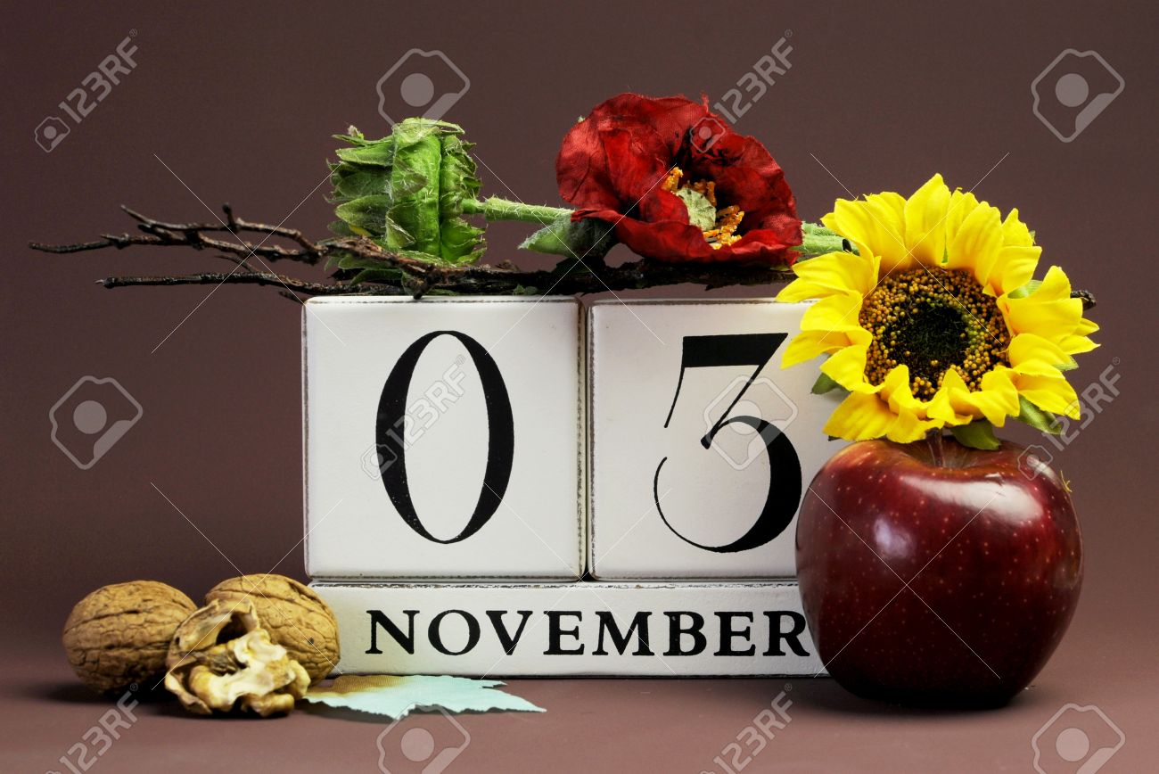 誕生日 個々 の特別な日 祝日とイベントの秋の色 フルーツおよび花秋のテーマ 11 月 3 日季節個々 カレンダーを保存します の写真素材 画像素材 Image