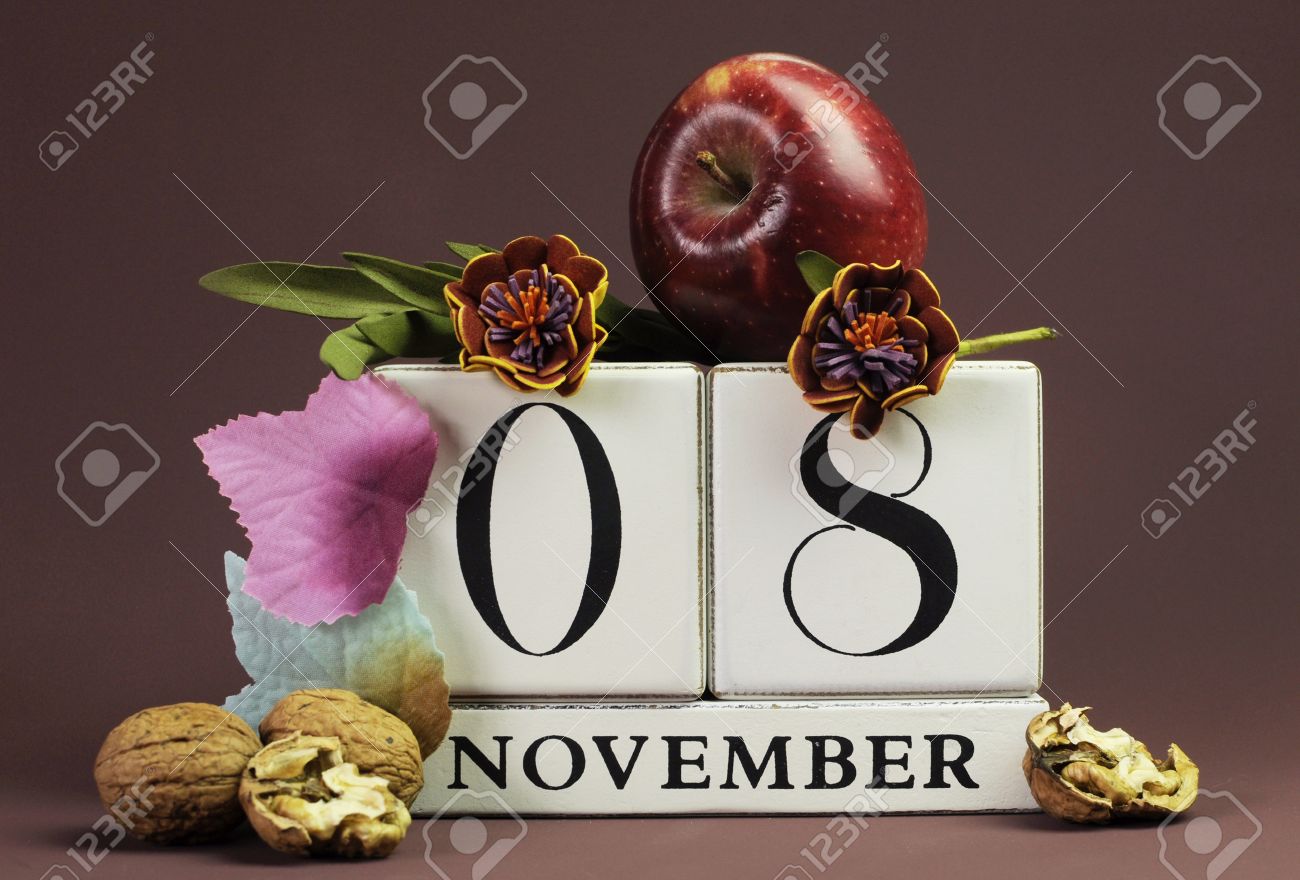 誕生日 個々 の特別な日 祝日とイベントの 11 月 8 日の秋の色 果物 花秋をテーマにしたカレンダー季節個々 を保存します の写真素材 画像素材 Image