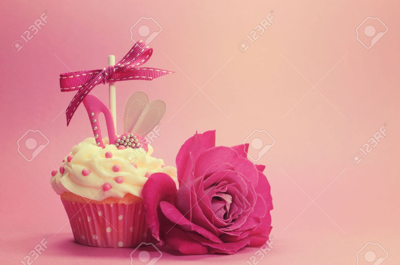 Retro Princesse De Petit Gateau De Style De Mode Avec La Chaussure A Talon Haut Et Ressuscite Pour La Fete Des Meres Journee Internationale Des Femmes Anniversaire Femelle Ou Douche Nuptiale De Retro Princesse De Petit Gateau De Style De Mode Avec La Chaussure A Talon Haut Et Ressuscite Pour La Fete Des Meres Journee Internationale Des Femmes Anniversaire Femelle Ou Douche Nuptiale De