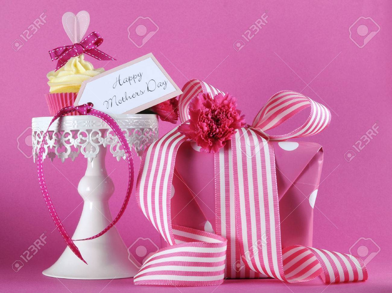 Bonne Fete Des Meres Coeur Rose Petit Gateau Sur Un Petit Gateau Blanc Stand Avec Cadeau Et Voeux Etiquette De Cadeau Sur Un Fond Rose Feminin Banque D Images Et Photos Libres De