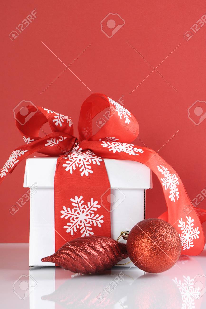 Rouge De Fête Et Blanc Thème Boîte De Cadeau De Noël Sur Réfléchissant  Tableau Blanc Sur Un Fond Rouge. Vertical, Avec Copie Espace. Banque  D'images Et Photos Libres De Droits. Image 33111741.